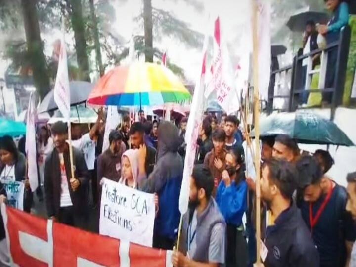 SFI raised slogans of 'Tod Do Marod Do' Outside Himachal Raj Bhavan, protest continued even in heavy rain ANN Himachal Protest: हिमाचल राजभवन के बाहर SFI ने लगाए 'तोड़ दो मरोड़ दो' के नारे, भारी बारिश में भी जारी रहा धरना-प्रदर्शन