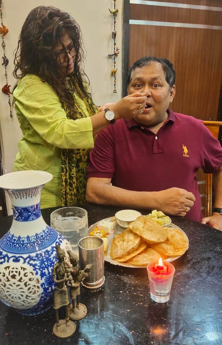 তাঁর জন্য এসেছিল ফুলের বোকেও। কেক কেটে নয়, একেবারে বাঙালি আয়োজনে জন্মদিন পালন করেছেন তিনি। এর মধ্যে একটি ছবিতে দেখা গেল, তাঁর গালে চুম্বন এঁকে দিচ্ছেন স্ত্রী।
