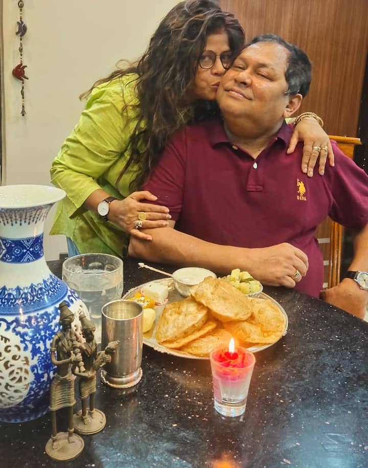 খরাজের কথায়, 'যখন চাকরি করতাম, আমার স্ত্রী রোজ আমার হাতে ১০ টাকা করে দিতেন। টিফিনের জন্য। একদিন হঠাৎ আমায় বলল, 'তুমি অফিস যেও না।' কারণ বুঝলাম না, স্ত্রীর জেদেই থেকে গেলাম।'
