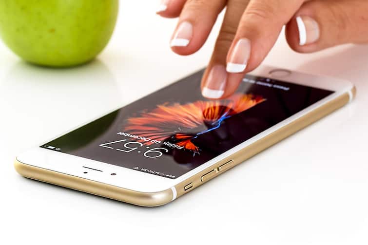 Is 10200 rupees going to come in account under free smartphone scheme 2023? know the truth શું સ્માર્ટફોન ખરીદવા માટે મોદી સરકાર દરેક પરિવારના 2 સભ્યોને આપી રહી છે પૈસા! જાણો તમને મળશે કે નહીં?