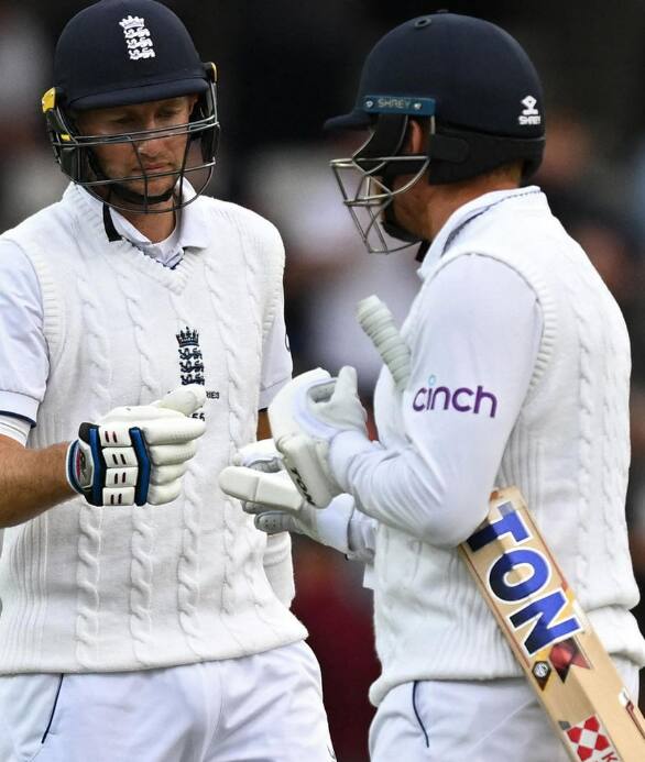 இங்கிலாந்து தன்னுடைய முதல் இன்னிங்ஸை தொடங்கிய சில நிமிடத்திலேயே தொடக்க ஆட்டக்காரர் பென் டக்கெட் 2 ரன்களுக்கு ஆட்டமிழந்தார்.