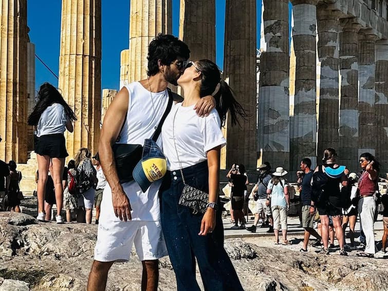 Shahid Kapoor Pens Note For Wife Mira Rajput On 8th Wedding Anniversary Share A Kiss In New Photo I Gave You My Heart: Shahid Kapoor Pens Note For Mira Rajput On 8th Wedding Anniversary, Couple Share A Kiss