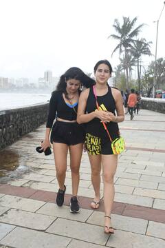 ऑटो में बैठकर दोस्त के साथ समुद्र किनारे टहलने निकलीं Sara Ali Khan, एक्ट्रेस की सादगी पर फिर दिल हार बैठे फैंस