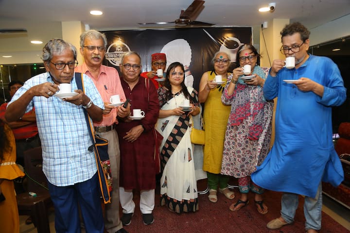 বিপ্লবের নীরব সাক্ষী থেকে লিটল ম্যাগাজিনের আলোচনার আঁতুড়ঘরের শাখা বিস্তারের অনুষ্ঠানে বৃহস্পতিবার ডায়মন্ড হারবার কফি হাউসে হাজির হয়েছিলেন একাধিক প্রখ্যাত ব্যক্তিত্ব।