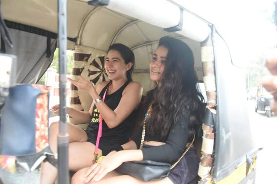 ऑटो में बैठकर दोस्त के साथ समुद्र किनारे टहलने निकलीं Sara Ali Khan, एक्ट्रेस की सादगी पर फिर दिल हार बैठे फैंस