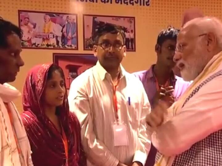 PM Modi UP Visit: 'पति के माउथ कैंसर का मुफ्त में हुआ इलाज', पीएम मोदी से विभिन्न योजनाओं के लाभार्थियों ने बांटा दर्द PM Narendra Modi Varanasi visit interacts with beneficiaries of Ayushman Bharat and PM SVANidhi schemes PM Modi UP Visit: 'पति के माउथ कैंसर का मुफ्त में हुआ इलाज', पीएम मोदी से विभिन्न योजनाओं के लाभार्थियों ने बांटा दर्द