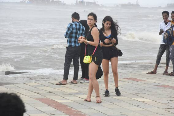 ऑटो में बैठकर दोस्त के साथ समुद्र किनारे टहलने निकलीं Sara Ali Khan, एक्ट्रेस की सादगी पर फिर दिल हार बैठे फैंस