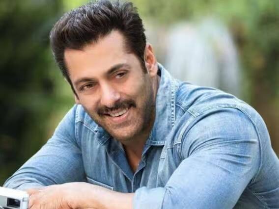 এই তালিকায় নাম রয়েছে বলিউডের 'ভাইজান' সলমান খানের। বলা হয়, শীর্ষস্থানীয় করদাতাদের মধ্যে তিনি একজন। কিছুদিন আগে তিনি প্রায় ৮৮ কোটি টাকা কর দিয়েছেন।