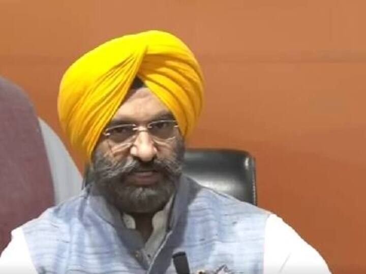 Manjinder Singh Sirsa openly Claim religion convert in Punjab shared video and said to AAP Don't ignore it Conversions in Punjab: पंजाब में खुलेआम धर्म परिवर्तन कराने का दावा! BJP ने वीडियो शेयर कर AAP को बोला- 'इसे नजरअंदाज न करें'