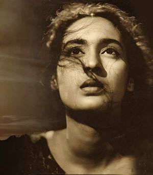 नूतन के करियर की बात करें तो उन्होंने महज 14 साल की उम्र में काम करना शुरू कर दिया था. फिल्म नगीना से करियर की शुरुआत कर उन्होंने सौदागर, छलिया, मिलन जैसी सुपरहिट फिल्में दीं और अपनी एक्टिंग का लोहा मनवाया.साल 1959 में उन्होंने एक नेवल अफसर रजनीश बहल के साथ शादी रचाई.