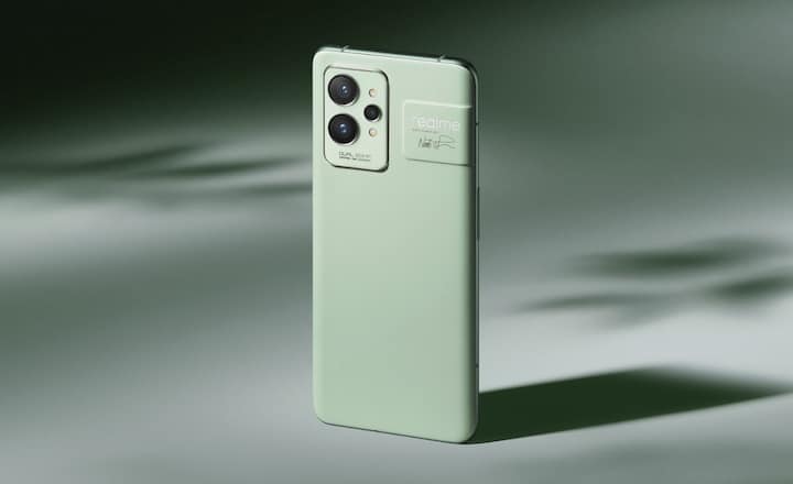 सध्या अॅमेझॉनवर Realme GT 2 Pro ची किंमत 39,870 रुपये आहे. यामध्ये 6.7 इंचाचा क्वाड एचडी डिस्प्ले आहे.
