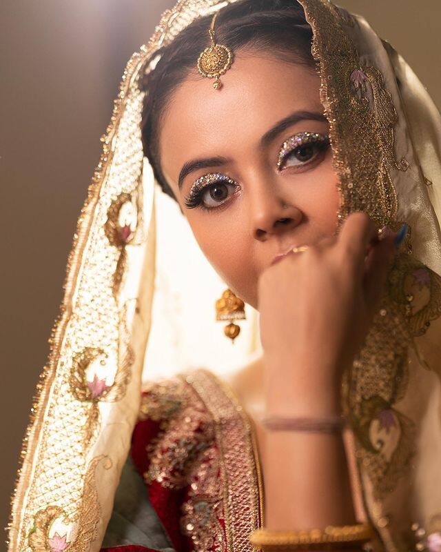 ટીવી સીરિયલની અભિનેત્રી દેવોલિના ભટ્ટાચારીએ હાલમાં જ ઈન્સ્ટાગ્રામ પર પોતાની લેટેસ્ટ તસવીરો શેર કરી છે. જેમાં તે બંગાળી યુવતી તરીકે પોઝ આપતી જોવા મળી હતી.