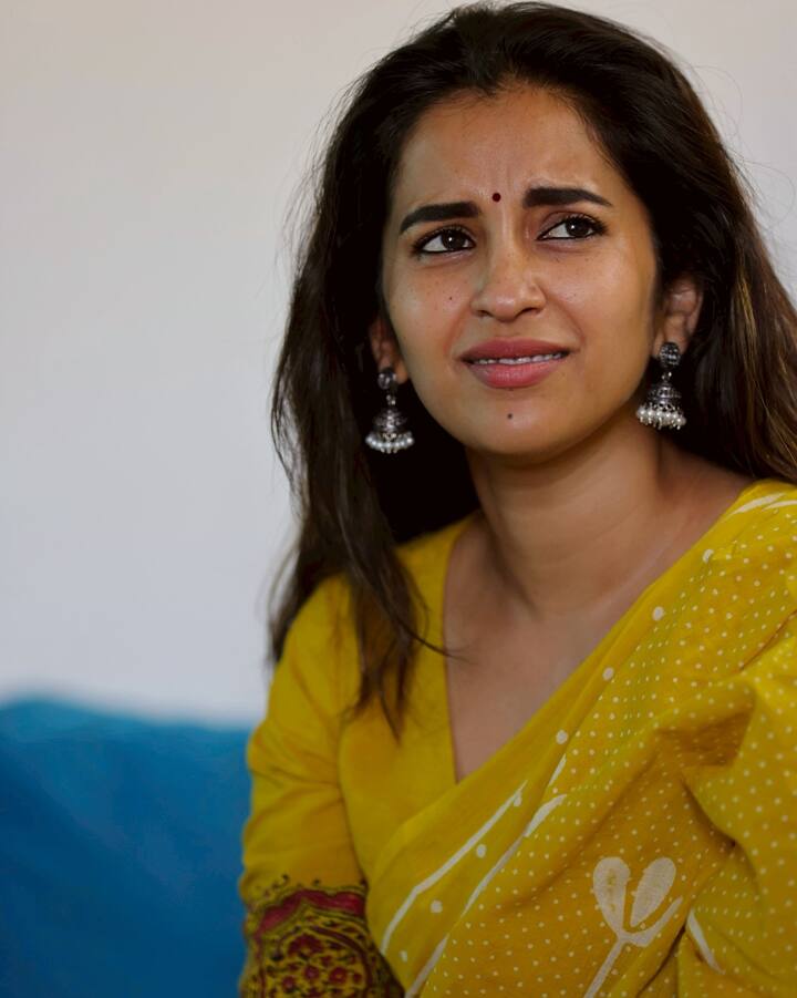 ప్రస్తుతం సినిమాలతో పాటు పలు వెబ్ సిరీస్ లు చేస్తోంది.