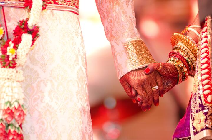 এদিন ১৮ ক্যারেটের সোনা কিনতে গেলে দাম হবে প্রতি ১ গ্রামে ৪৬৪৮ টাকা। সোনার ক্যারেট যত কমবে সেই সোনায় তত বেশি খাদ মেশানো হয়। যেমন ১৮ ক্যারেটের সোনায় ৭৫ শতাংশ সোনা থাকে এবং ২৫ শতাংশ অন্য ধাতু থাকে।