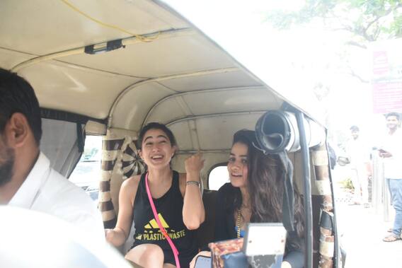 ऑटो में बैठकर दोस्त के साथ समुद्र किनारे टहलने निकलीं Sara Ali Khan, एक्ट्रेस की सादगी पर फिर दिल हार बैठे फैंस