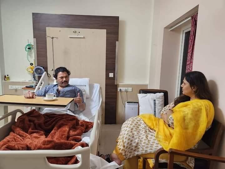 दरम्यान परळीत 4 जानेवारी 2023 धनंजय मुंडे यांचा अपघात झाला होता. त्यांची भेट घेण्यासाठी पंकजा थेट ब्रीच कॅन्डी रुग्णालयात पोहोचल्या होत्या