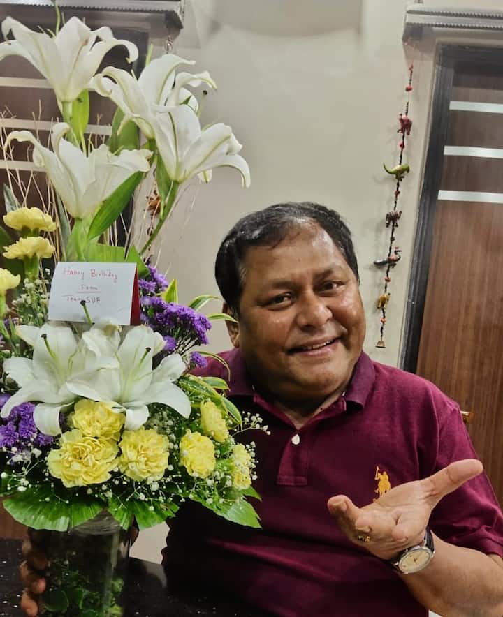 খরাজ আরও বলেছিলেন, 'পরের দিন অফিস যাব, যথারীতি আমার হাতে ১০ টাকা দিলেন স্ত্রী। বললেন, 'গতকাল আমার কাছে টাকা ছিল না, তুমি অফিস গেলে কী দিতাম হাতে! আজ শেষদিন, তুমি মাইনে আনবে। তাই শেষ দশ টাকাটা দিয়ে দিলাম।' এভাবেই সবদিক সামলেছে ও।'