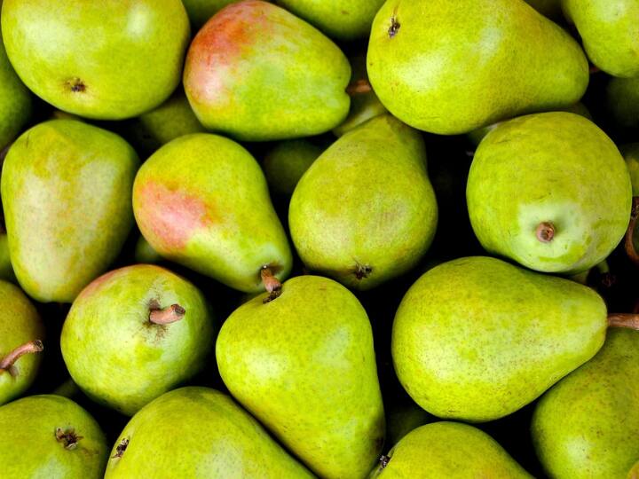 इस लिस्ट में पहला नाम नाशपाती का है. नाशपाती को कभी-भी छीलकर खाने की गलती नहीं करनी चाहिए. क्योंकि इसके छिलके में जरूरी विटामिन्स और एंटीऑक्सीडेंट्स पाए जाते हैं.