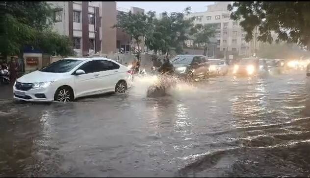 Gujarat Rain: દિવસભર ઉકળાટ બાદ અમદાવાદમાં સાંજે ધોધમાર વરસાદ, વાસણા ડેમના 6 દરવાજા ખોલવામાં આવ્યા Heavy rain in Ahmedabad in the evening, 6 gates of Vasana Dam were opened Gujarat Rain: દિવસભર ઉકળાટ બાદ અમદાવાદમાં સાંજે ધોધમાર વરસાદ, વાસણા ડેમના 6 દરવાજા ખોલવામાં આવ્યા