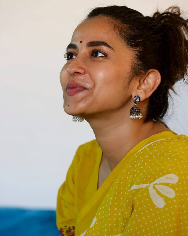 కోమలి ప్రసాద్ లేటెస్ట్ ఫోటోలను ఇక్కడ చూడండి.