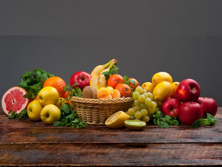 फलों को खाना स्वास्थ्य के लिए बहुत फायदेमंद माना जाता है. क्योंकि इनसे कई जरूरी पोषक तत्वों की प्राप्ति हो सकती है. हालांकि इन पोषक तत्वों को हासिल करने के लिए फलों को सही तरीके से खाना जरूरी है.