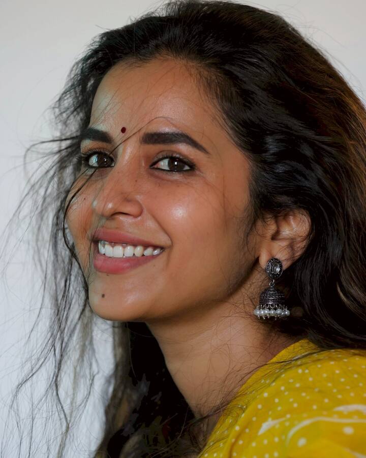 కోమలి ప్రసాద్ లేటెస్ట్ ఫోటోలను ఇక్కడ చూడండి.