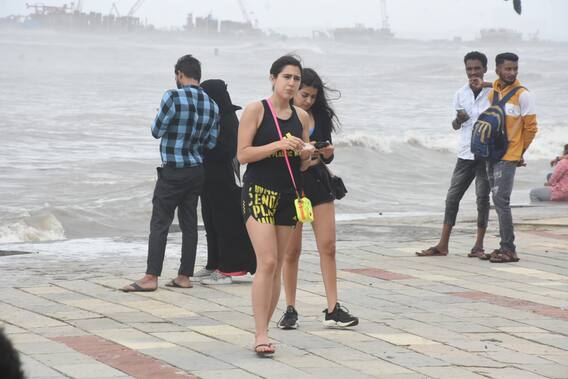 ऑटो में बैठकर दोस्त के साथ समुद्र किनारे टहलने निकलीं Sara Ali Khan, एक्ट्रेस की सादगी पर फिर दिल हार बैठे फैंस ऑटो में बैठकर दोस्त के साथ समुद्र किनारे टहलने निकलीं Sara Ali Khan, एक्ट्रेस की सादगी पर फिर दिल हार बैठे फैंस