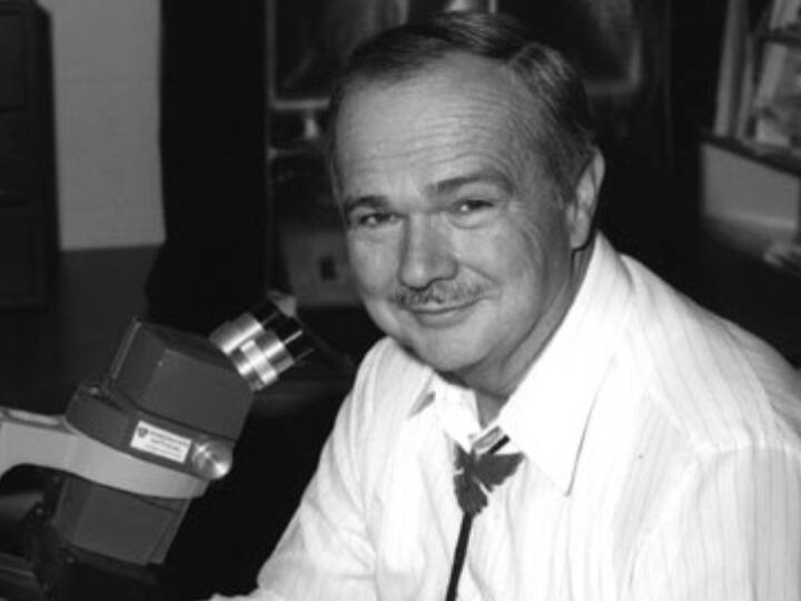 ये दुनिया का ऐसा इकलौता इंसान है, जिसकी कब्र पृथ्वी से लाखो किलोमीटर दूर चांद पर बनाई गई है. चांद पर बनी कब्र वाले इस महान इंसान का नाम यूजीन मर्ले शूमेकर है. ये दुनिया के सबसे महान वैज्ञानिक थे.