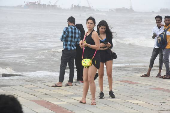 ऑटो में बैठकर दोस्त के साथ समुद्र किनारे टहलने निकलीं Sara Ali Khan, एक्ट्रेस की सादगी पर फिर दिल हार बैठे फैंस