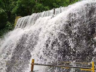 Theni: சுருளி அருவியில் வெள்ளப்பெருக்கு; குளிக்க சுற்றுலா பயணிகளுக்கு தடை