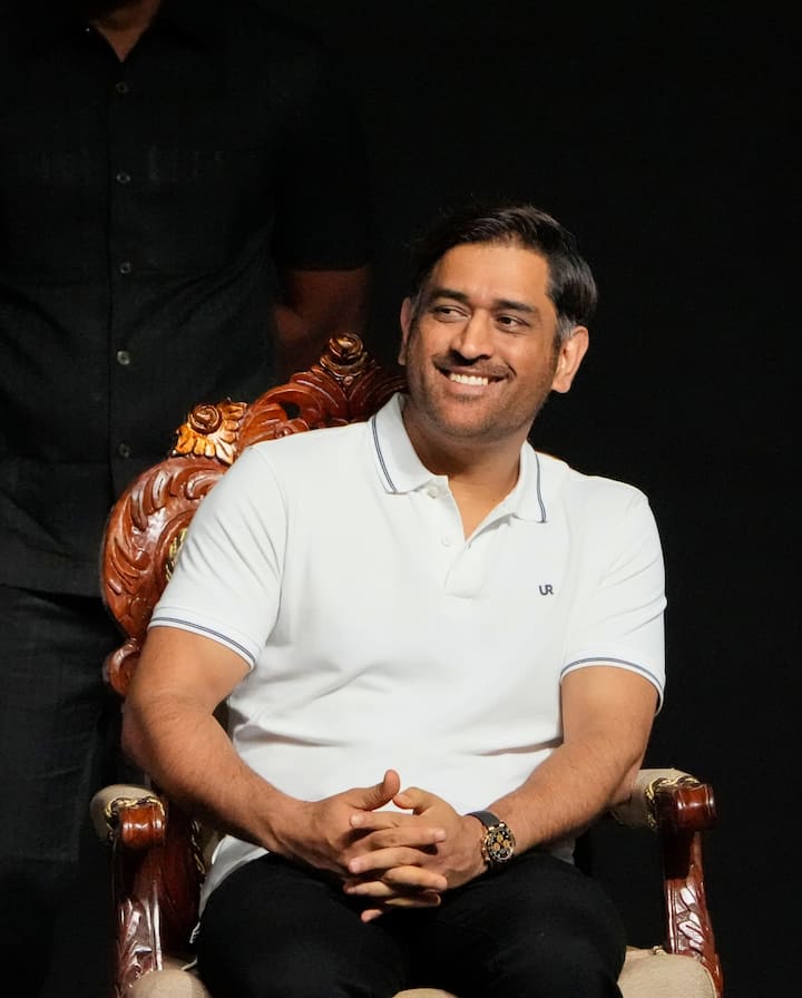 இந்திய கிரிக்கெட் அணியின் முன்னாள் கேப்டனும் சி.எஸ்.கே அணியின் இந்நாள் கேப்டனும் ஆனவர் எம்.எஸ்.தோனி. இன்று தனது 42 ஆவது பிறந்தநாளை தோனி கொண்டாடும் நிலையில் அவரது முறியடிக்க முடியாத சில சாதனைகளை இங்கு காண்போம்.