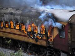 Falaknuma Express Fire: धूं-धूं कर जली फलकनुमा एक्सप्रेस की तीन बोगी, कोई हताहत नहीं, देखें तस्वीरें
