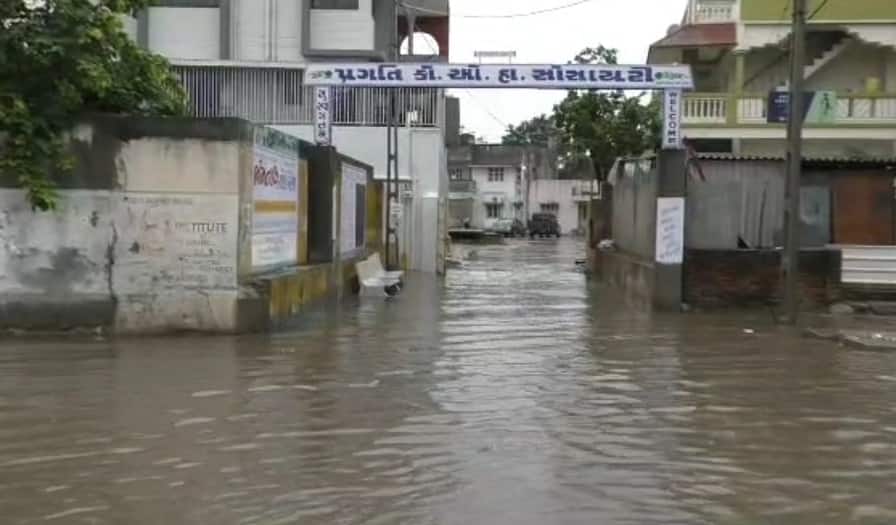 Heavy rain: Many areas were flooded due to heavy rain in Patan | Heavy rain: પાટણમાં ભારે વરસાદથી જળબંબાકાર, આનંદ સરોવર વિસ્તારમાં અનેક સોસાયટીમાં પાણી ભરાયા