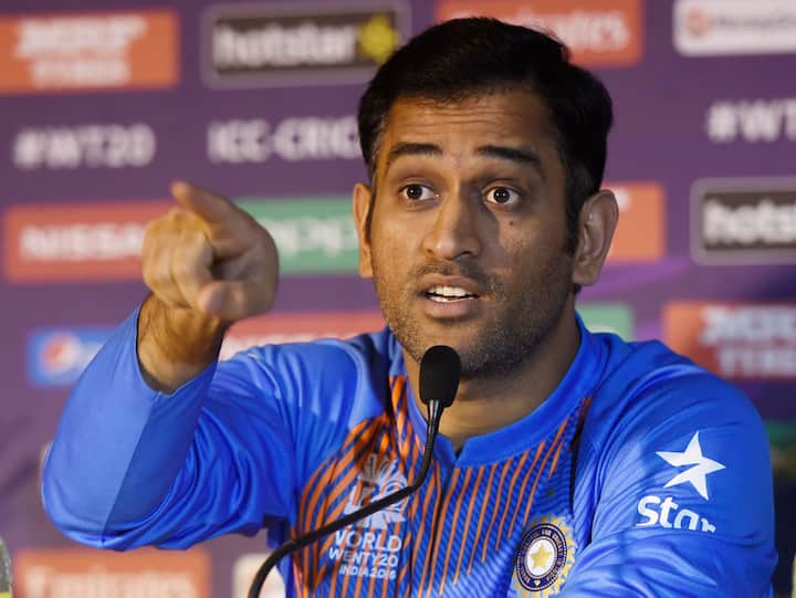 ஒருநாள் கிரிக்கெட்டில் விக்கெட் கீப்பர்-பேட்ஸ்மேனாக ஒரு போட்டியில் அதிக ரன்கள் எடுத்தவர் என்ற சாதனையை தோனி படைத்துள்ளார். 2005 ஆம் ஆண்டில், இலங்கைக்கு எதிரான ஒரு மேட்ச்-வின்னிங் இன்னிங்ஸில் ஆட்டமிழக்காமல் 183 ரன்கள் எடுத்தார். இந்த இன்னிங்ஸ் 15 பவுண்டரிகள் மற்றும் 10 சிக்ஸர்களும் விளாசப்பட்டது.
