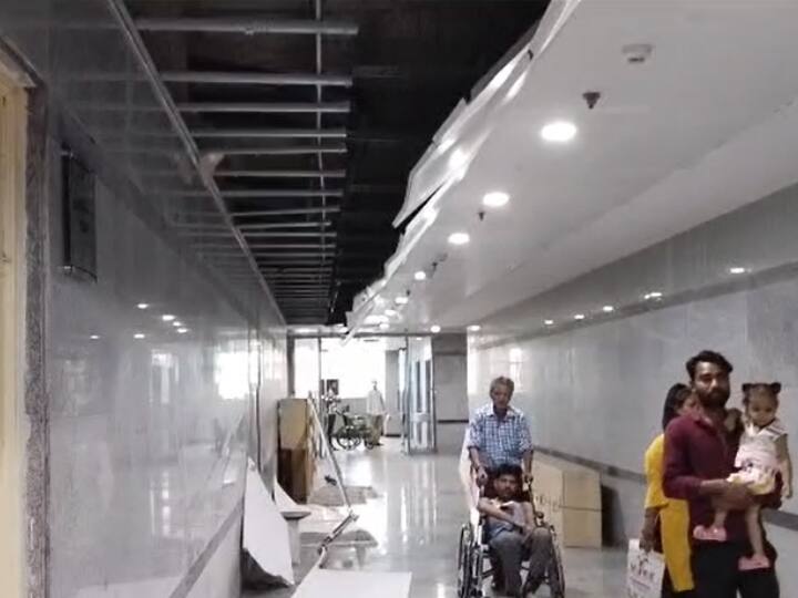 Noida district hospital fall ceiling collapses in dialysis ward ann Noida News: नोएडा जिला अस्पताल में टला हादसा, भरभराकर गिरी डायलिसिस वार्ड की फॉल सीलिंग, बाल-बाल बचे मरीज
