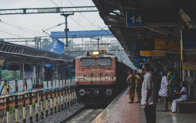 ਕਈ ਵਾਰ ਸਫ਼ਰ ਦੌਰਾਨ ਛੋਟੇ ਬੱਚਿਆਂ ਨੂੰ ਵੀ ਨਾਲ ਲੈ ਕੇ ਜਾਣਾ ਪੈਂਦਾ ਹੈ ਅਤੇ ਜੇਕਰ ਬੱਚੇ ਦੀ ਟਿਕਟ ਬੁੱਕ ਕਰਵਾਉਣ ਵਿੱਚ ਝਿਜਕ ਹੁੰਦੀ ਹੈ ਤਾਂ ਤੁਹਾਨੂੰ ਨਿਯਮਾਂ ਤਹਿਤ ਚਿੰਤਾ ਕਰਨ ਦੀ ਲੋੜ ਨਹੀਂ ਹੈ। ਭਾਰਤੀ ਰੇਲਵੇ ਨੇ ਇਸ ਮਾਮਲੇ 'ਚ ਕੁਝ ਨਿਯਮ ਬਣਾਏ ਹਨ। ਜੇਕਰ ਤੁਸੀਂ ਵੀ ਟ੍ਰੇਨ ਵਿੱਚ ਸਫਰ ਕਰ ਰਹੇ ਹੋ ਅਤੇ ਤੁਹਾਡਾ ਇੱਕ ਛੋਟਾ ਬੱਚਾ ਹੈ ਤਾਂ ਇਹ ਲੇਖ ਤੁਹਾਡੇ ਲਈ ਮਹੱਤਵਪੂਰਨ ਹੋ ਸਕਦਾ ਹੈ।