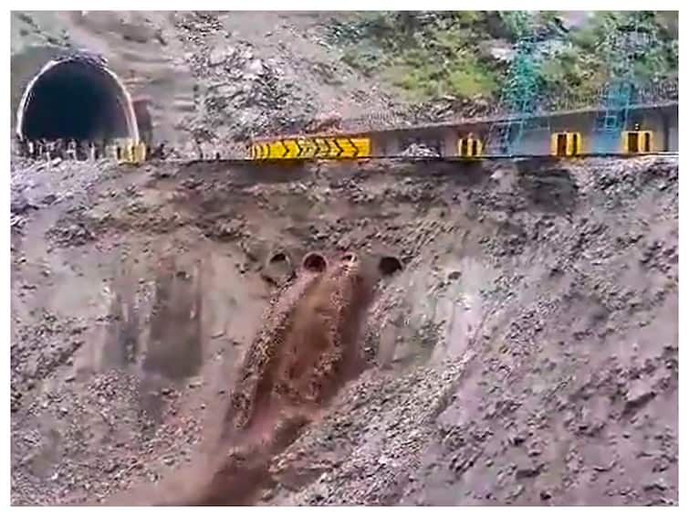 बारिश के कारण जम्मू-श्रीनगर राजमार्ग पर सड़क का बड़ा हिस्सा धंसा