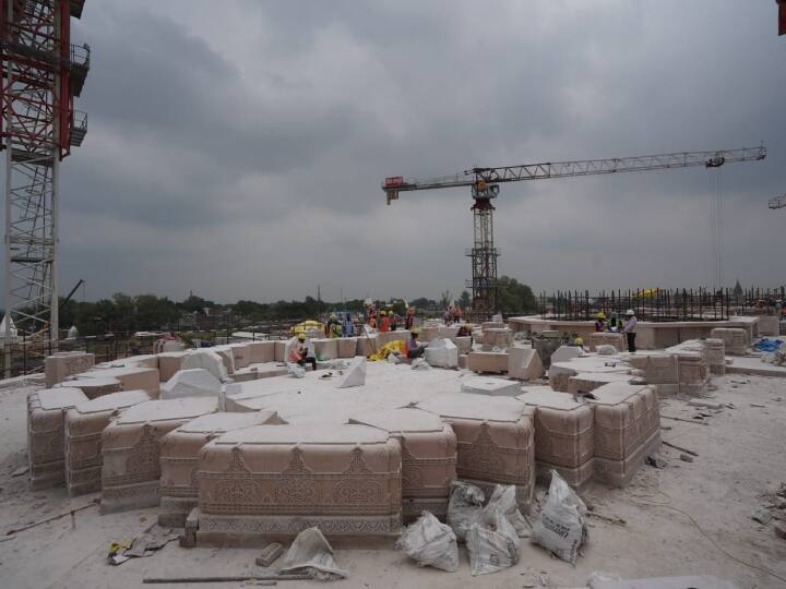 राम मंदिर के पहले तल का निर्माण कार्य शुरू होने की जानकारी राम जन्मभूमि ट्रस्ट क्षेत्र के ओर से दी गई है. ट्रस्ट के ओर से सोशल मीडिया पर इसकी तस्वीरें भी साझा की गई हैं.