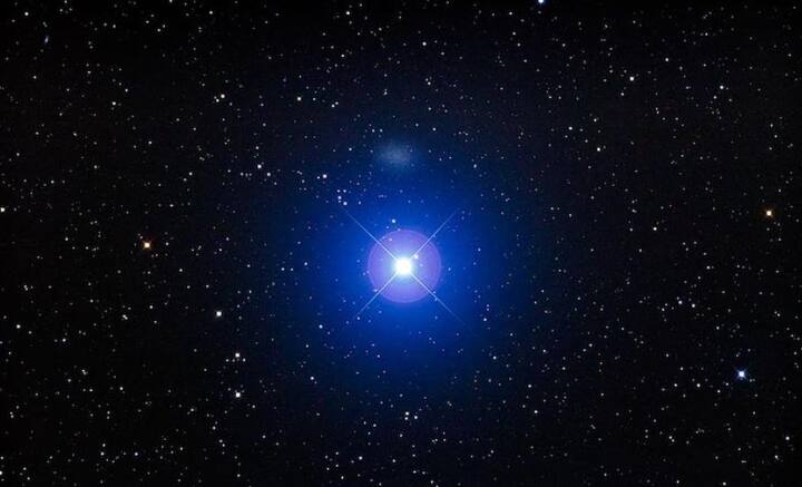 তবে শেষপাতে মিষ্টিমুখের মতো রেখে যাচ্ছে রেগুলাস নামের একটি উজ্জ্বল নক্ষত্রকে। সিংহের আকারের নক্ষত্রপুঞ্জেকর মধ্যে অবস্থান রেগুলাসের। রাতের আকাশের উজ্জ্বলতম উপস্থিতি তার।