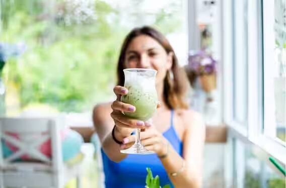 કાકડી, તેના તાજગી અને હાઇડ્રેટિંગ ગુણધર્મો માટે જાણીતી છે, તે એન્ટીઑકિસડન્ટો અને ફાઇબરથી સમૃદ્ધ છે. તે બોડીને હાઇડ્રેઇટ રાખે છે. પાચનમાં મદદ કરે છે અને કિડનીની કાર્યદક્ષતા વધારવામાં મદદ કરે છે. તેમજ શરીરમાંથી ઝેરી તત્વોને દૂર કરવામાં મદદ કરે છે.