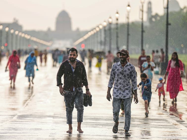 Delhi Weather Fresh Spell Of Rain National Capital Mercury In Check IMD Predicts More Downpour Today Delhi Sees Heavy Rain, Waterlogging, Traffic Snarls Leave People In Trouble
