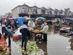 Delhi Rain: बारिश ने दिल्ली में बरसाया कहर, सुबह से लगातार बारिश जारी, जाम से बेहाल हुए लोग, देखें तस्वीरें