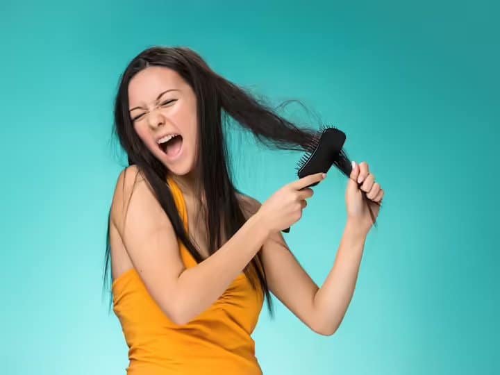 how to reduce frizzy hair naturally फ्रिज़ी बालों से हैं परेशान तो शैंपू में इन चीजों को मिला कर लगा लें...बाल बनेंगे सिल्की