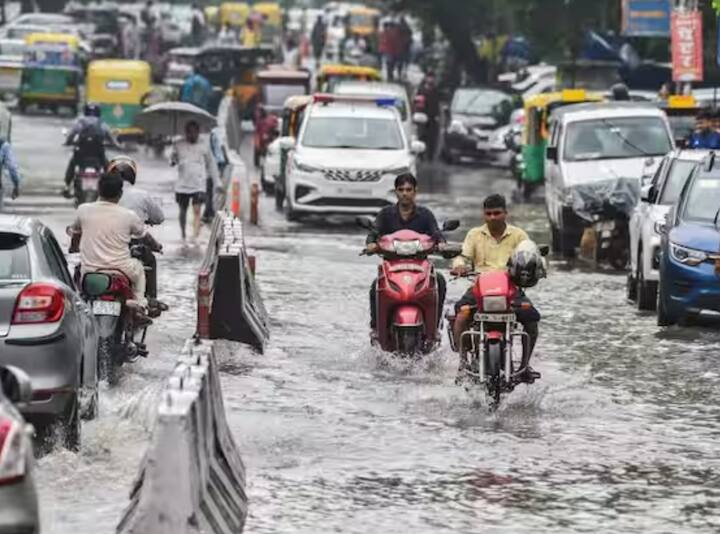 ਦਿੱਲੀ 'ਚ ਸਵੇਰੇ ਹੋਈ ਬਾਰਿਸ਼ ਕਾਰਨ ਕਈ ਯਾਤਰੀਆਂ ਨੂੰ ਪਰੇਸ਼ਾਨੀ ਹੋਈ ਹੈ। ਉਨ੍ਹਾਂ ਨੂੰ ਆਪਣੀ ਮੰਜ਼ਿਲ 'ਤੇ ਪਹੁੰਚਣ 'ਚ ਮੁਸ਼ਕਲਾਂ ਦਾ ਸਾਹਮਣਾ ਕਰਨਾ ਪੈ ਰਿਹਾ ਹੈ। ਇਸ ਕਾਰਨ ਦਫ਼ਤਰ ਜਾਣ ਅਤੇ ਹੋਰ ਕੰਮਾਂ ਲਈ ਘਰੋਂ ਨਿਕਲਣ ਵਾਲੇ ਕਈ ਲੋਕਾਂ ਨੂੰ ਵੀ ਪ੍ਰੇਸ਼ਾਨੀ ਦਾ ਸਾਹਮਣਾ ਕਰਨਾ ਪੈ ਰਿਹਾ ਹੈ।