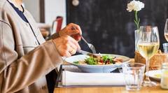 Health Tips : रात्री उशिरा जेवणं ठरेल घातक; उद्भवतील 'या' समस्या