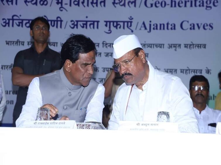 Maharashtra Politics Half an hour closed door discussion between Raosaheb Danve and Abdul Sattar दानवे व सत्तार यांच्यात अर्धा तास बंद दाराआड चर्चा; दानवे सेनाभवनात पोहचल्याने कार्यकर्त्यांच्या भुवया उंचावल्या
