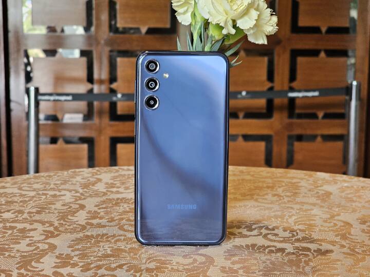 Samsung Galaxy M34: ये स्मार्टफोन कल ही लॉन्च हुआ है. इसकी कीमत 16,999 रुपये से शुरू है. इस हफ्ते लॉन्च हुआ ये सबसे सस्ता फोन है. इसमें आपको 6000 एमएएच की बैटरी, 6.5 इंच की डिस्प्ले और 50MP का प्राइमरी कैमरा मिलता है. ये स्मार्टफोन बजट रेंज के कस्टमर्स के लिए अच्छा ऑप्शन है.