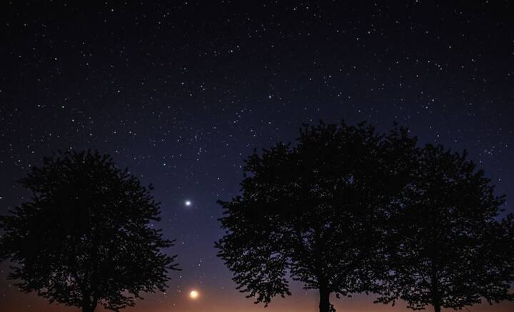 ২০২২ সালে বড়দিনের কিছু দিন আগে থেকে রাতের আকাশে উজ্জ্বল উপস্থিতি ছিল মঙ্গলগ্রহের। তার পর থেকে যত সময় এগিয়েছে, ক্রমশই ক্ষীণ হয়ে এসেছে তার উপস্থিতি।