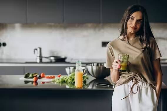 વિટામિન સી અને એન્ટીઑકિસડન્ટોથી ભરપૂર, લીંબુ લિવર એન્ઝાઇમને ઉત્તેજિત કરે છે, જે ડિટોક્સિફિકેશન માટે જરૂરી છે. પાણી સાથે તાજા લીંબુના રસનું સેવન કરો અથવા તો સલાડમાં તેનો રસ ઉમેરીને શરીરમાંથી ઝેર દૂર કરી શકાય છે.