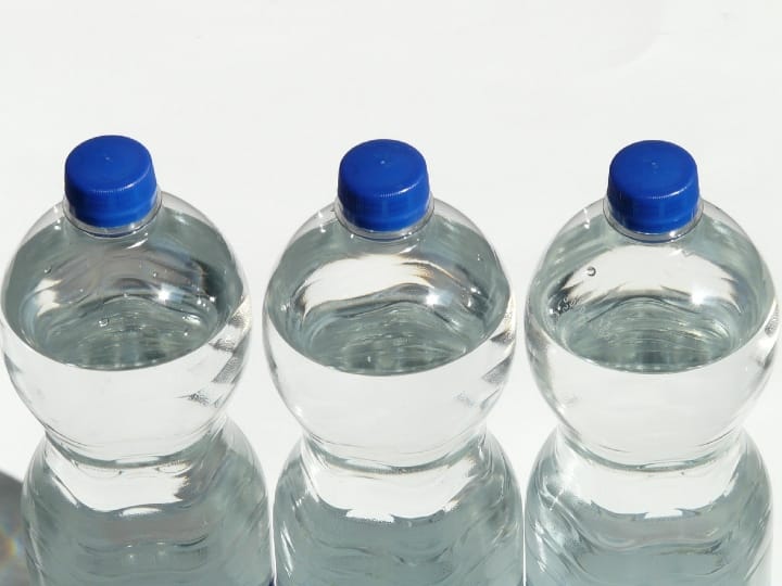 Actual Price Of Packaged Drinking Water Bottle Is it really as pure as you think know truth here जो पानी की बोतल आप 20 रुपये में खरीदते हैं, उसकी असली कीमत ये होती है, सुनकर भौचक्के रह जायेंगे!